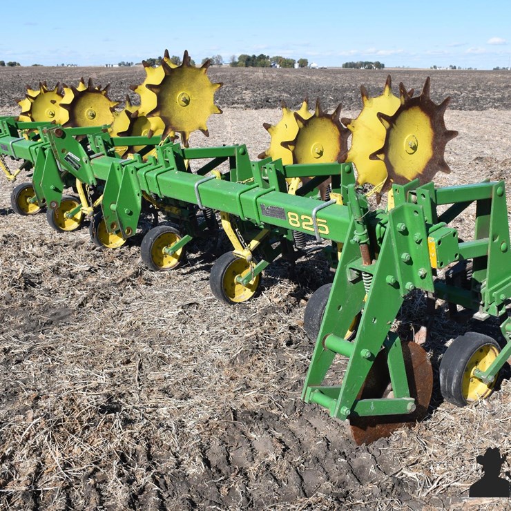 JOHN DEERE 825