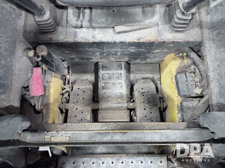 2011-new-holland-l218-image-17