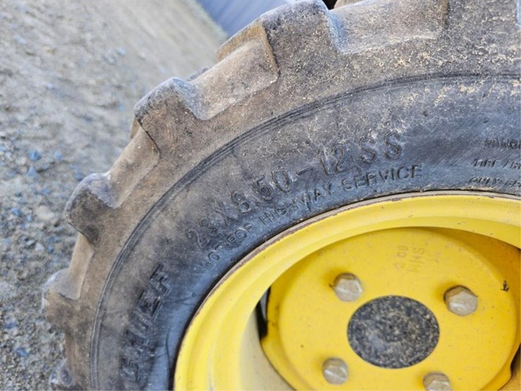 john-deere-2320-image-39