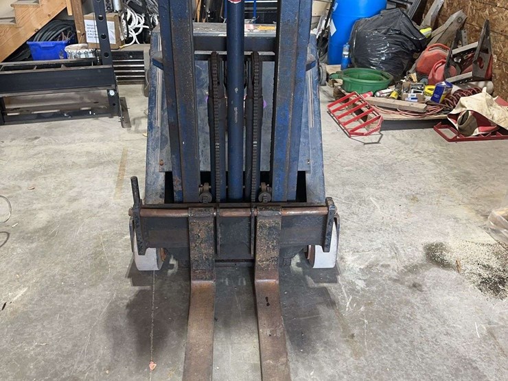 blue-giant-lt90w30-electric-walk-behind-pallet-jack-with-charger-image-2