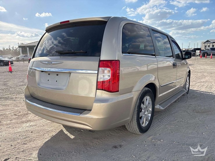 2013-chrysler-town-&-country-image-17