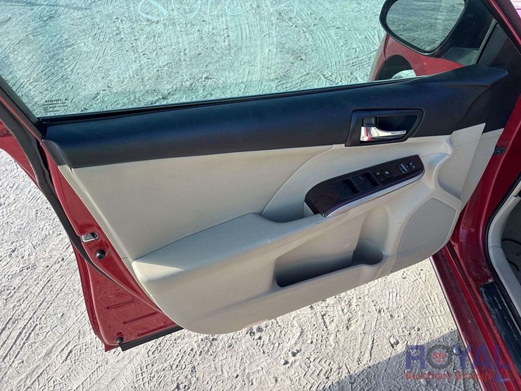 2012-toyota-camry-sedan-image-7