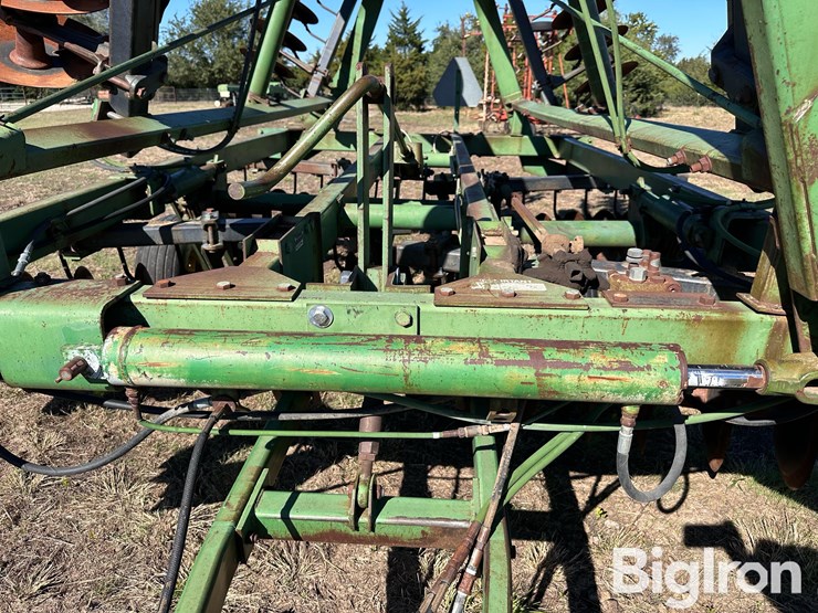 john-deere-235-image-11