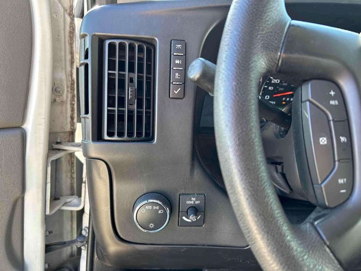 2013-chevrolet-express-3500-passenger-van-image-15