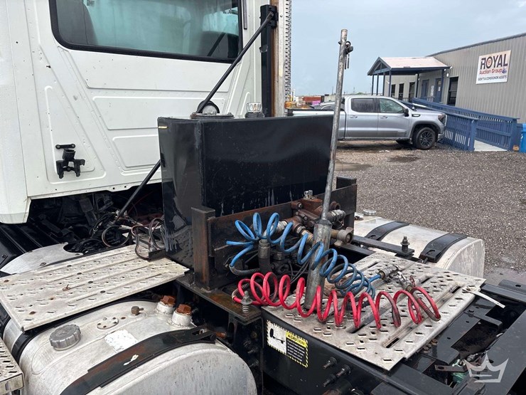 2012-mack-cxu613-day-cab-t/a-wet-kit-truck-tractor-image-12