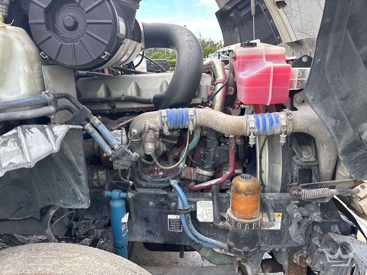 2012-mack-cxu613-day-cab-t/a-wet-kit-truck-tractor-image-8