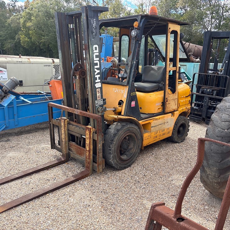 #2600 • HYUNDAI HDF30-II FORKLIFT | PARTS OR REPAIR