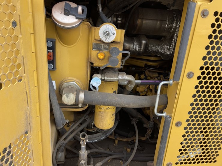 2017-caterpillar-cb66b-image-14