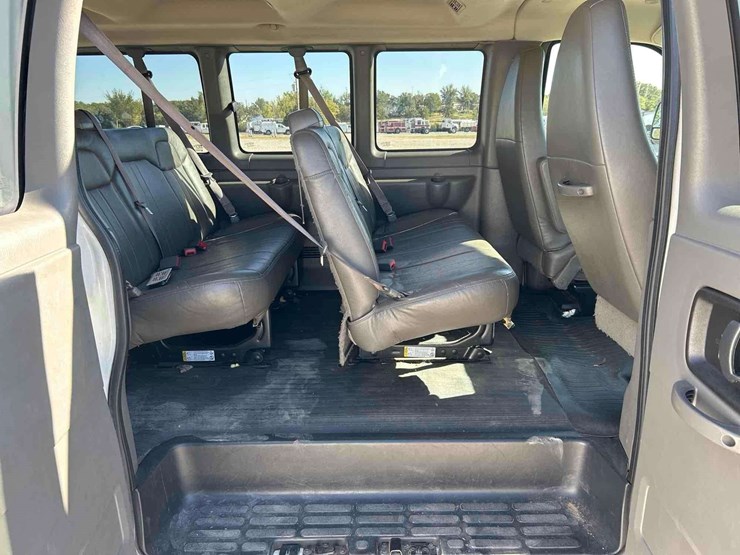 2013-chevrolet-express-3500-passenger-van-image-21