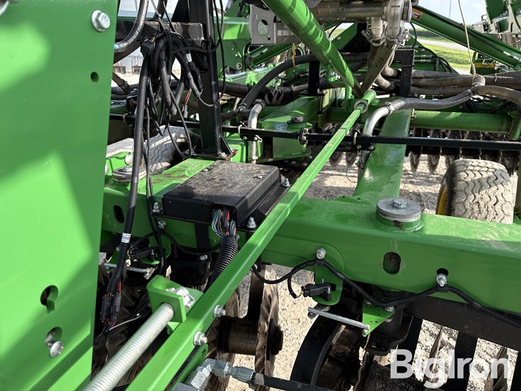 2020-john-deere-2660vt-image-16