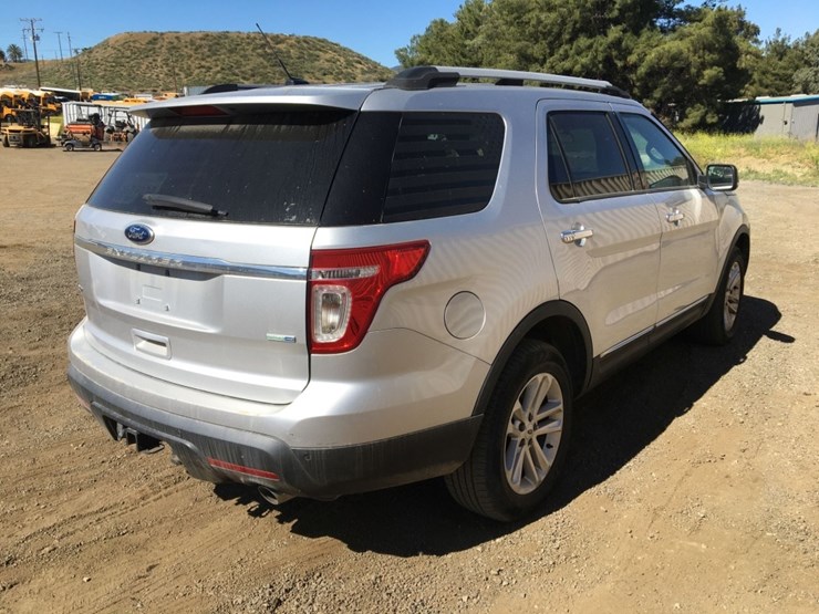 2013-ford-explorer-xlt-image-3