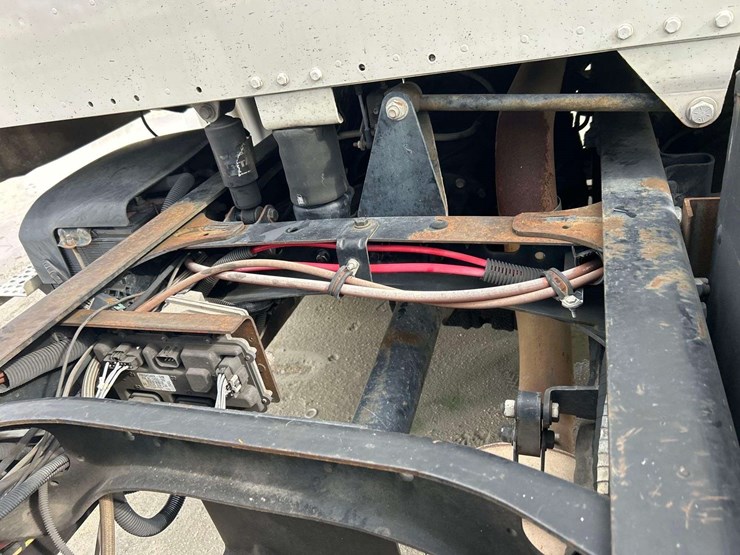 2005-freightliner-m2-106-image-24