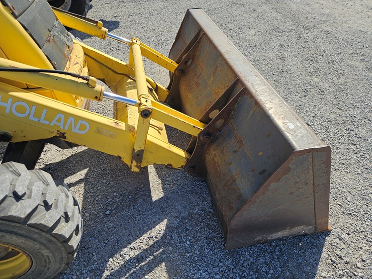 2004-new-holland-lb75b-image-25