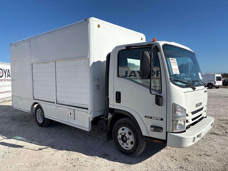 2016-isuzu-npr-image-2