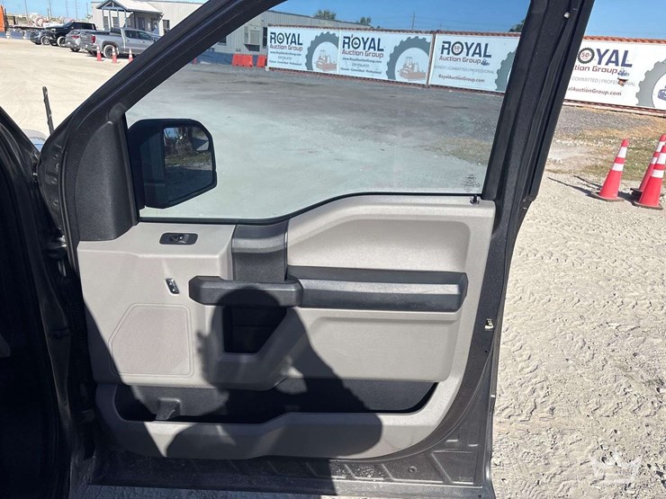 2015-ford-f-150-crew-cab-pickup-truck-image-20