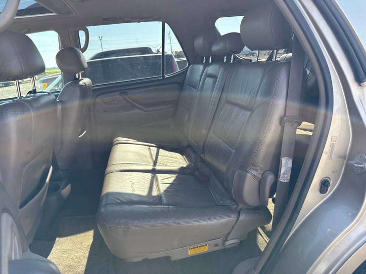 2004-toyota-sequoia-image-24
