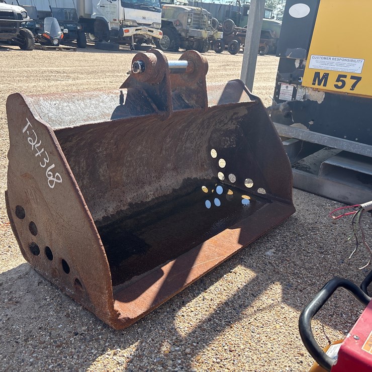 #2763 • 48 IN CAT CLEANOUT BUCKET