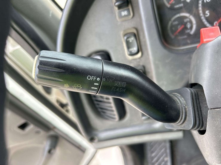 2005-freightliner-m2-106-image-14