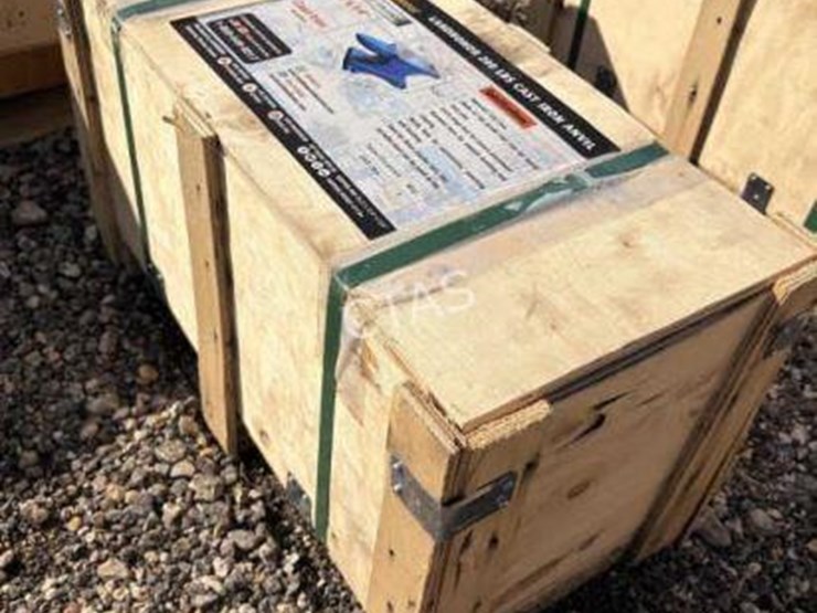 #92-•-200-lb-cast-iron-anvil-image-1