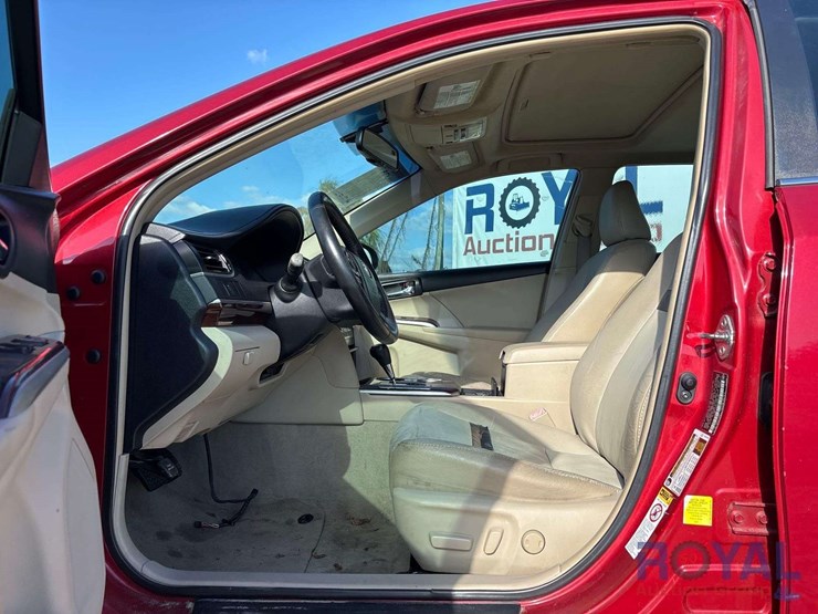 2012-toyota-camry-sedan-image-8