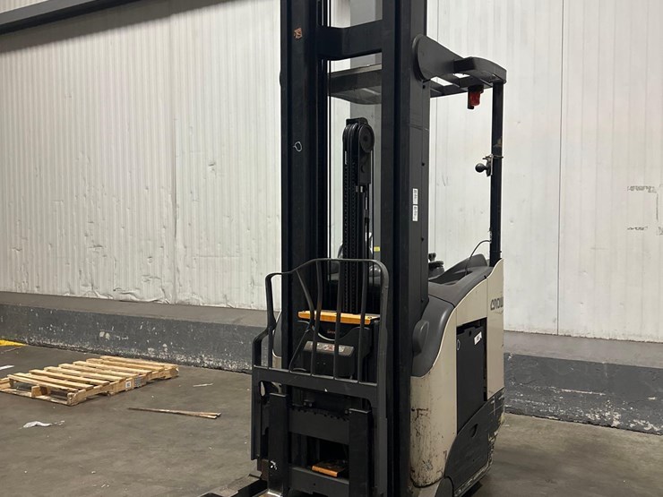 2019-crown-rr5725-35-image-2