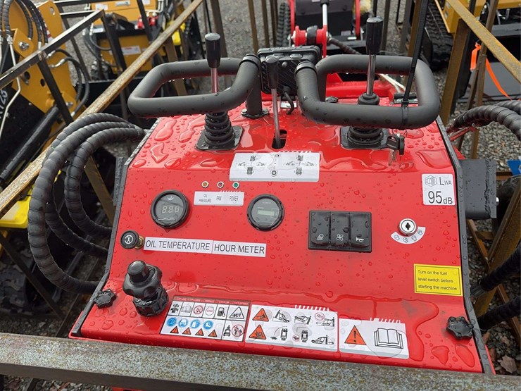 2025-yszt14-compact-track-loader-image-4