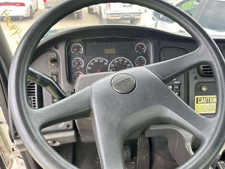 2005-freightliner-m2-106-image-11