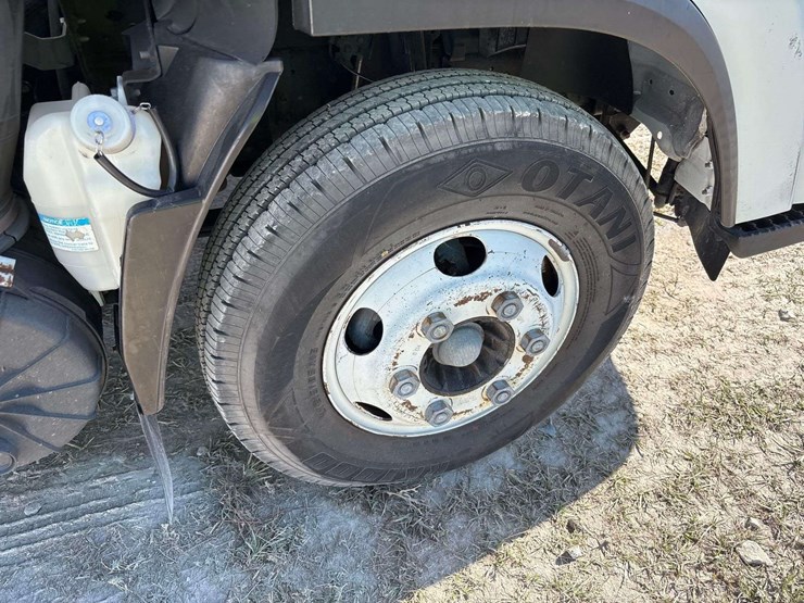 2016-isuzu-npr-image-38