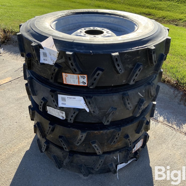 11R24.5 Pivot Tires & Rims