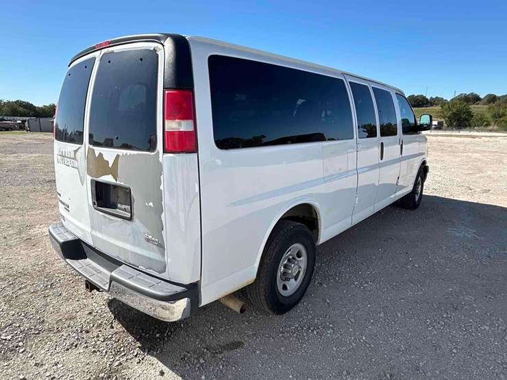 2012-chevrolet-express-3500-passenger-van-image-4