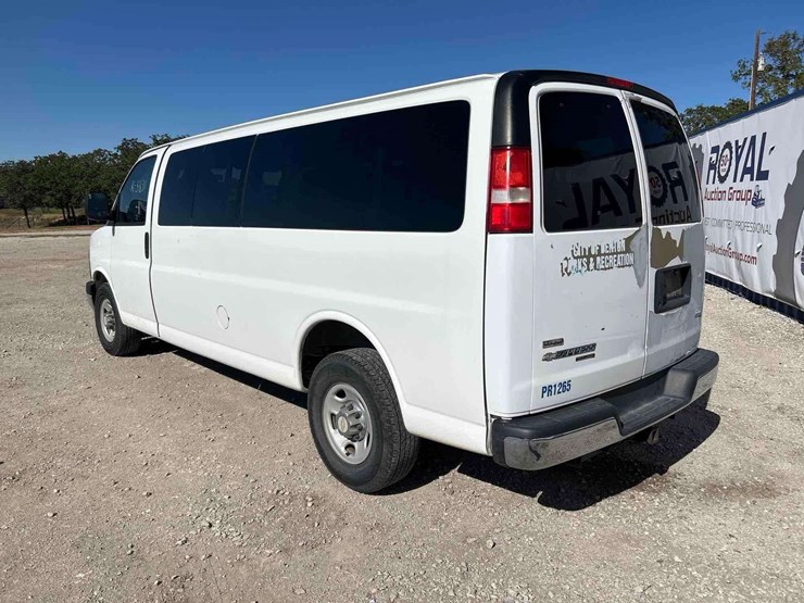 2012-chevrolet-express-3500-passenger-van-image-3