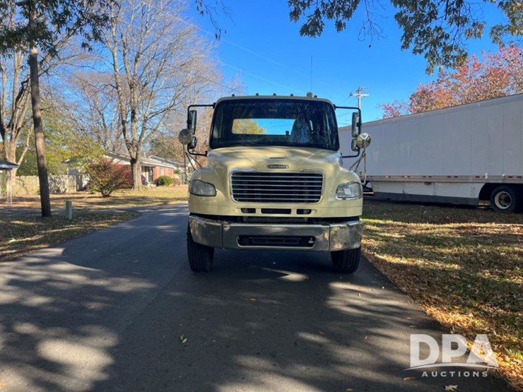 2018-freightliner-m2-106-image-2