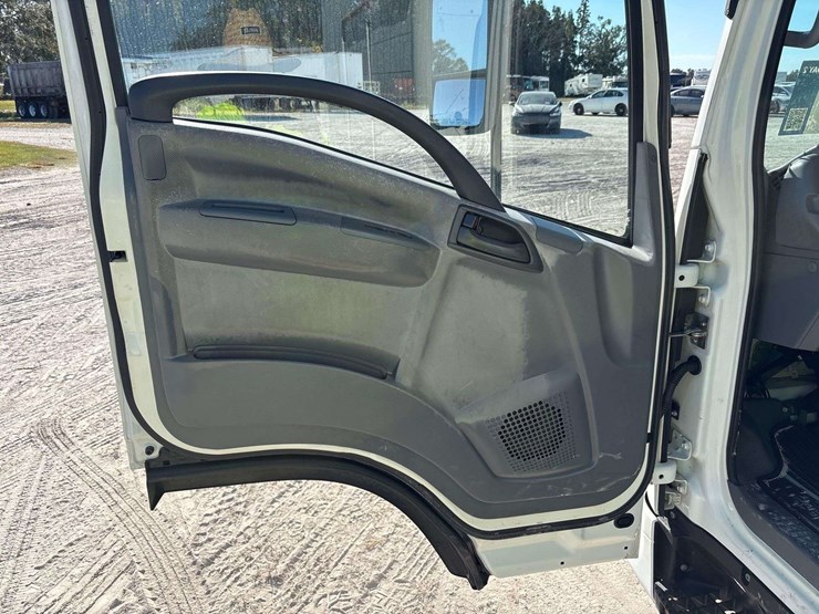 2016-isuzu-npr-image-27