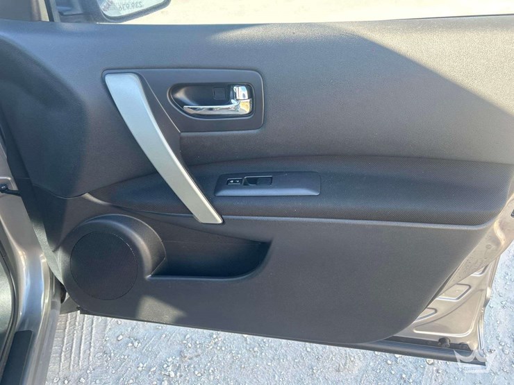 2013-nissan-rouge-suv-image-21