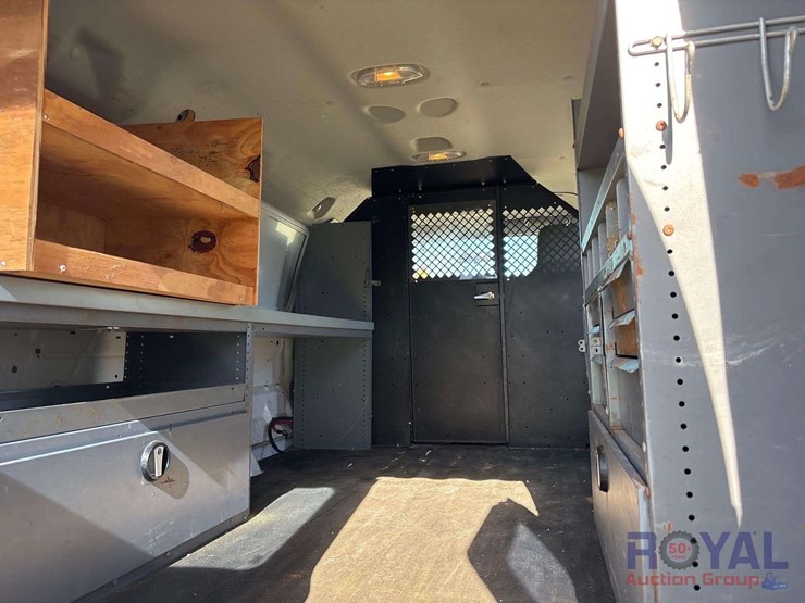 2013-ford-cargo-image-17