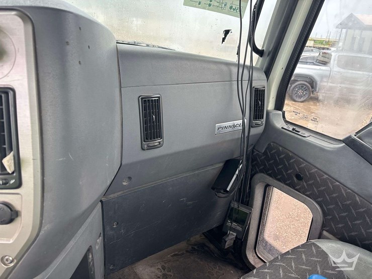 2012-mack-cxu613-day-cab-t/a-wet-kit-truck-tractor-image-29