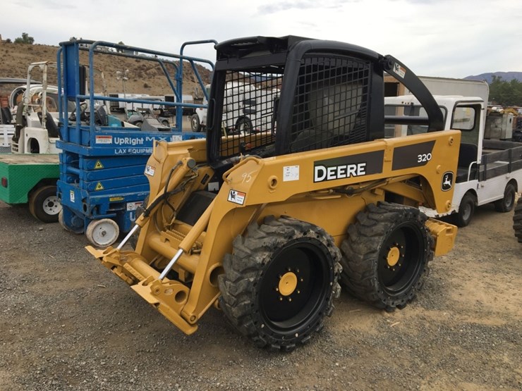 2005-john-deere-320-image-1