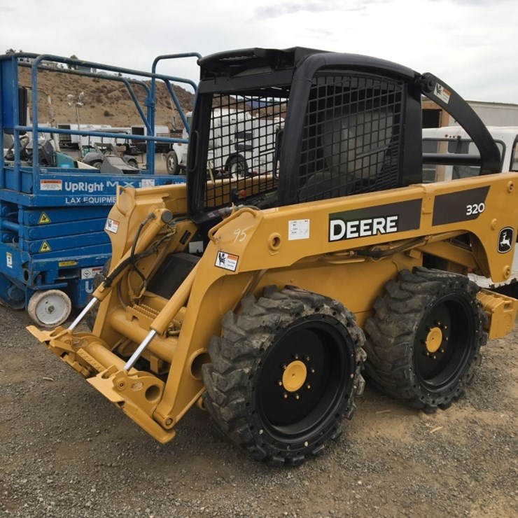 2005 JOHN DEERE 320