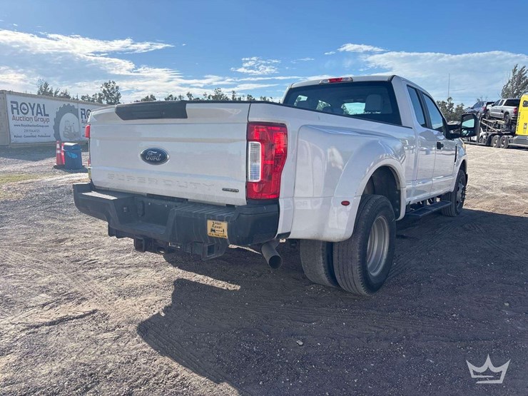 2017-ford-f-350-ext.-cab-pickup-truck-image-3