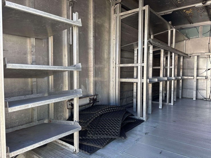 2016-isuzu-npr-image-17