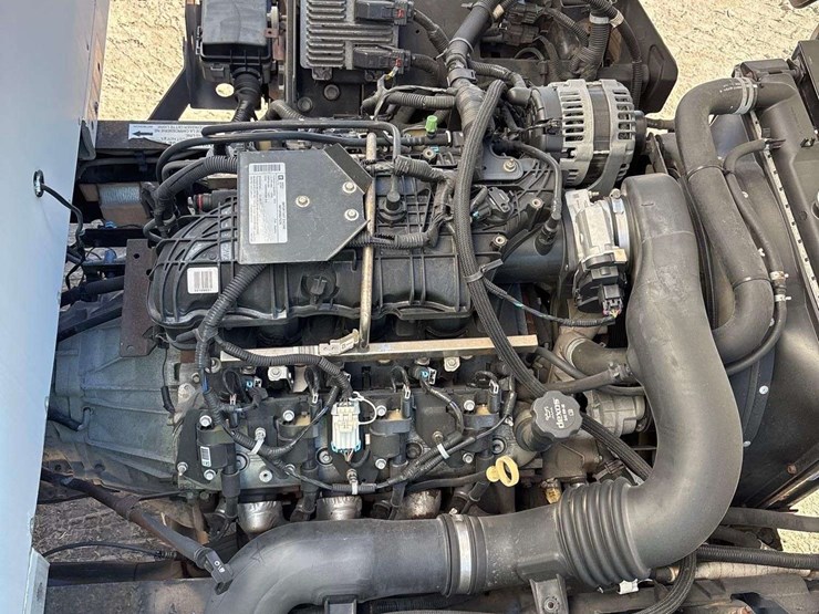 2016-isuzu-npr-image-24