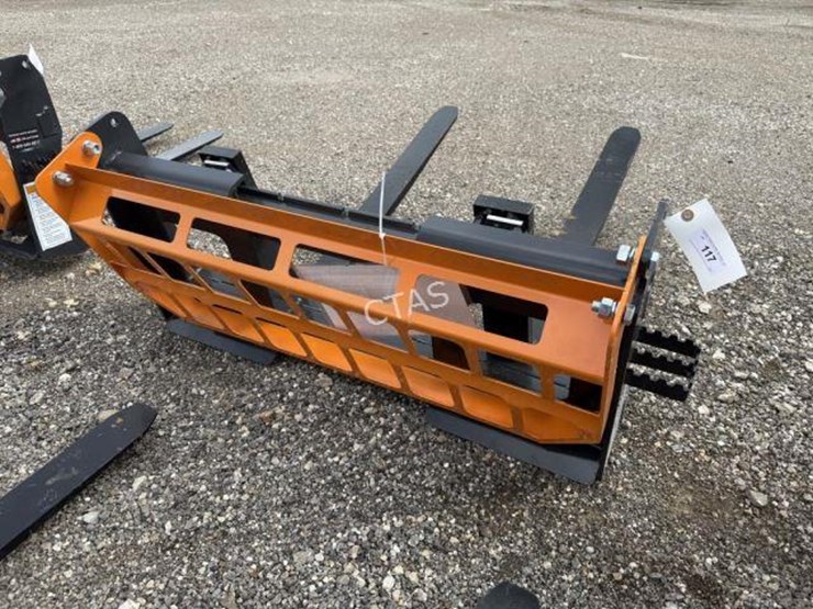 #117-•-land-honor-skid-steer-42"-pallet-forks-image-2