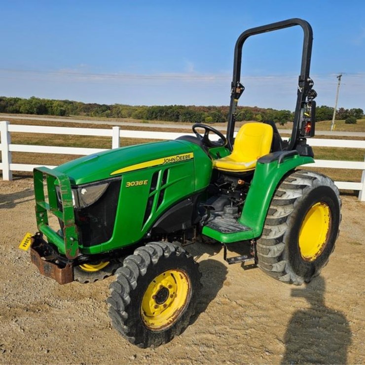 JOHN DEERE 3038E