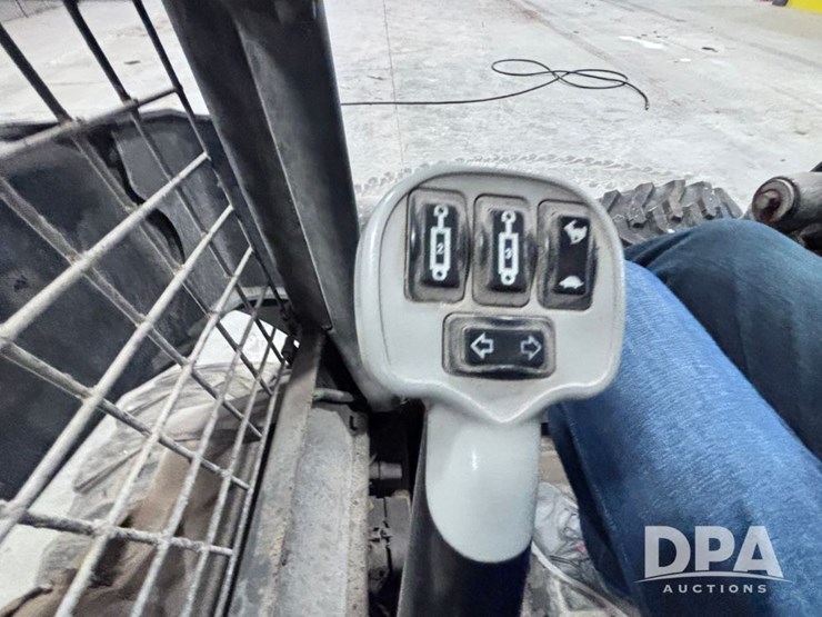 2011-new-holland-l218-image-38