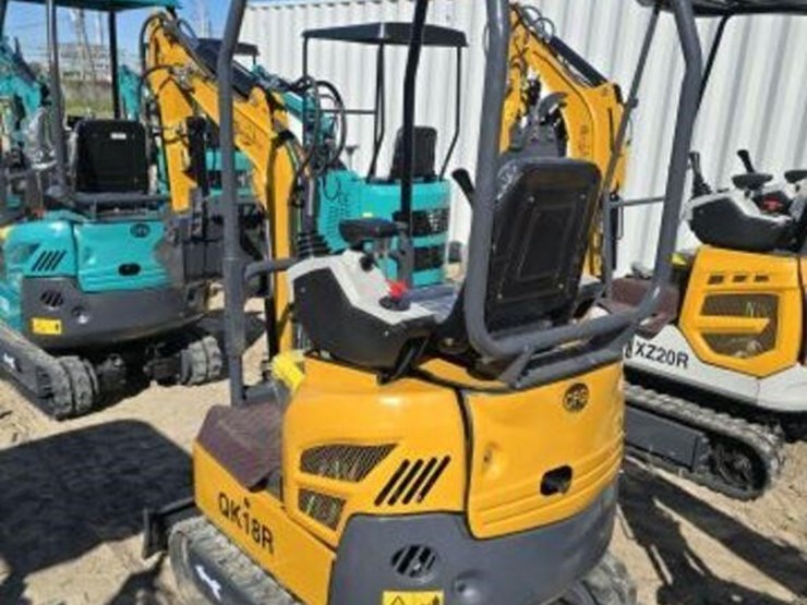 cfg-mini-excavator-qk18r-with-hydraulic-thumb-image-3