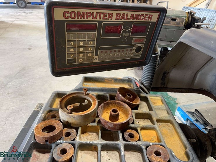 coats-1050-tire-balancer-image-4