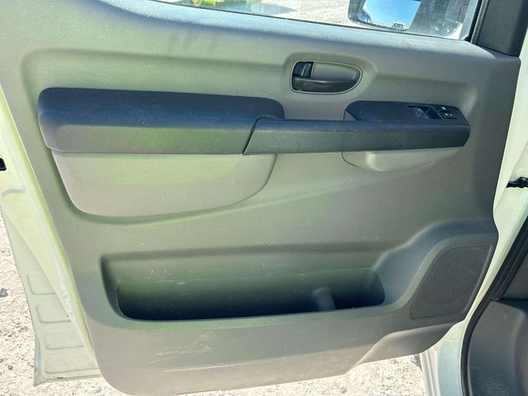 2012-nissan-nv2500hd-image-17