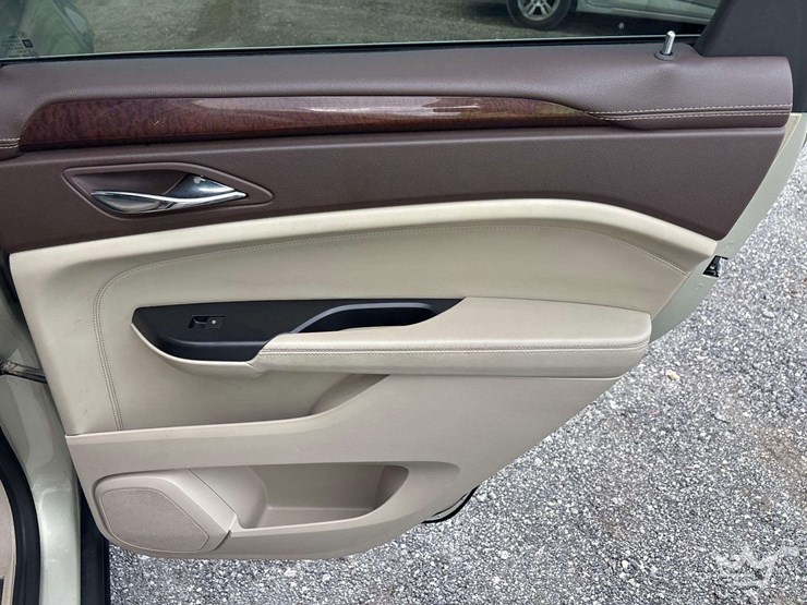 2013-cadillac-srx-image-22