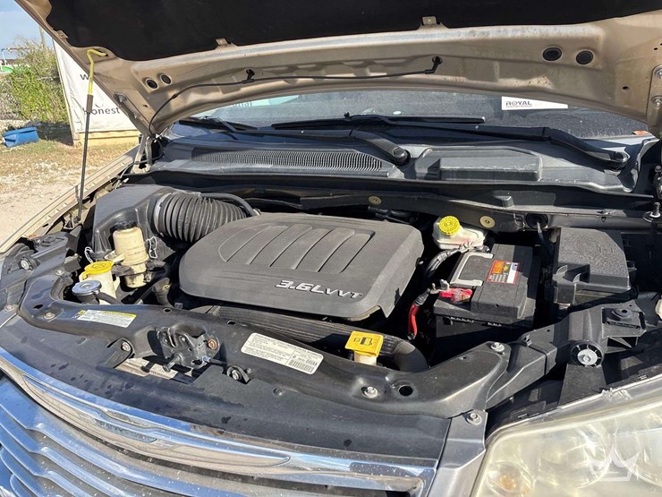 2013-chrysler-town-&-country-image-22