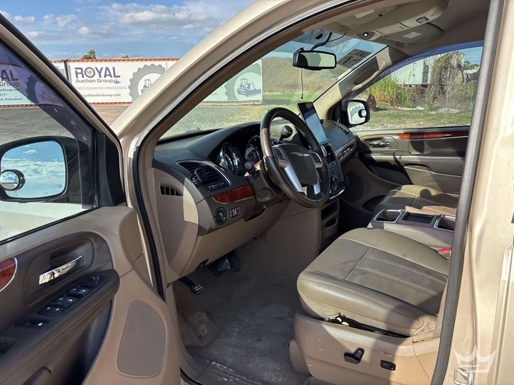 2013-chrysler-town-&-country-image-6